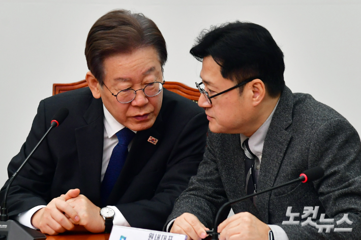 더불어민주당 이재명 대표와 홍익표 원내대표가 1일 서울 여의도 국회에서 열린 최고위원회의에서 대화를 하고 있다. 윤창원 기자