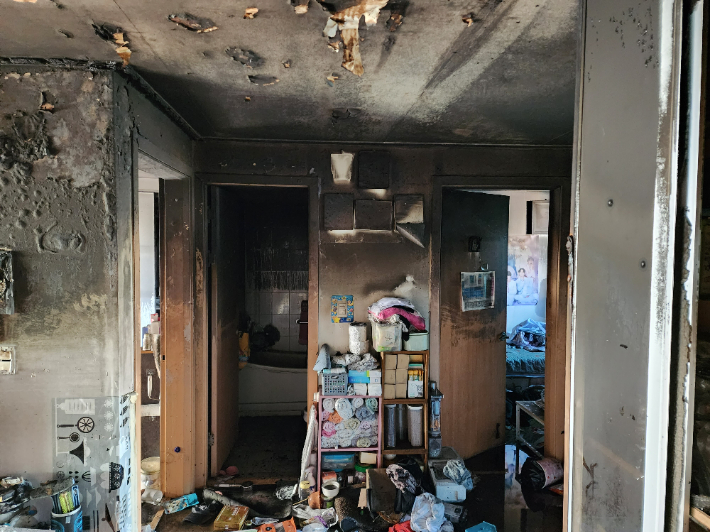 1일 오전 10시 5분쯤 부산 북구의 한 아파트에서 불이 나 집안 내부가 탄 모습. 부산소방재난본부 제공
