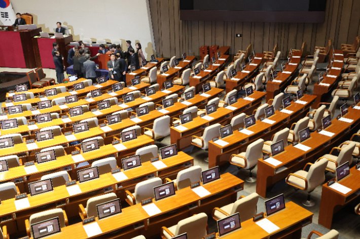 1일 국회 본회의장에 국민의힘 의원들의 자리가 비어있는 가운데 투표 개표작업이 진행되고 있다. 연합뉴스