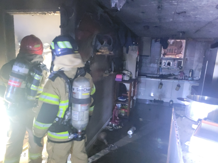 양산 아파트 불…주민 2명 화상·20여 명 대피