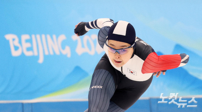 김민선이 17일 중국 베이징 내셔널 스피드스케이팅 오벌에서 열린 스피드스케이팅 여자 1000m 경기에서 역주하고있다. 베이징(중국)=박종민 기자