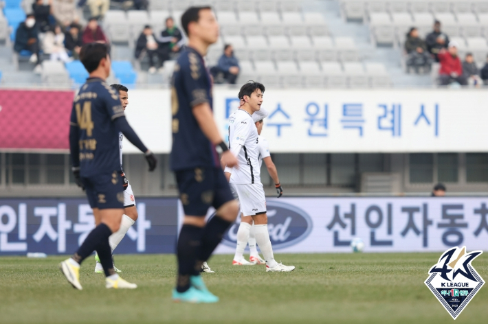 실점 후 실망한 수원FC 선수들. 한국프로축구연맹 제공