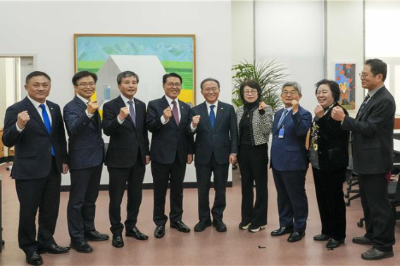 전북 기업인들이 최근 국민의힘 윤재옥 원내대표를 만나 새만금 예산 정상화를 건의했다. 전북도의회 제공