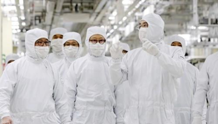 이재용 삼성전자 회장이 지난 2월 삼성전자 천안캠퍼스를 찾아 패키지 라인을 둘러보고 사업전략을 점검하고 있다. 삼성전자 제공