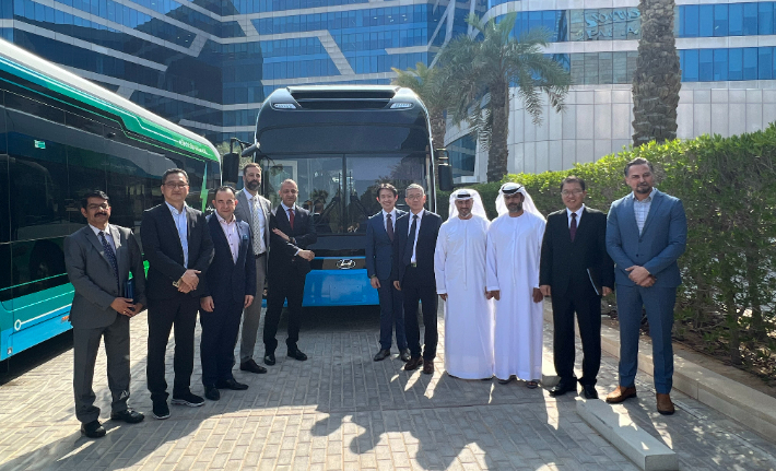 창원시와 현대차 관계자들이 아부다비 정부 관계자를 대상으로 GBA프로그램에 투입될 현대차의 수소버스 등을 소개하고 있다. 창원시 제공