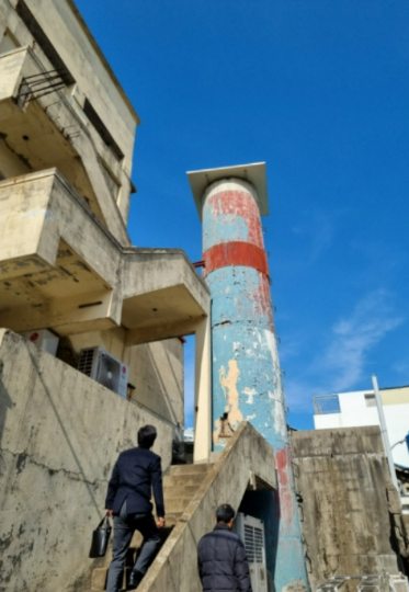 오래된 굴뚝 점검. 경남도청 제공 