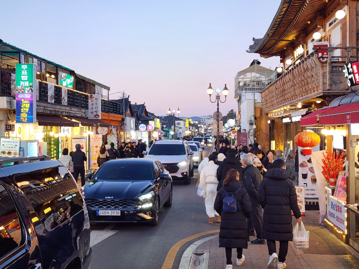 지난 2일 관광객과 차량들로 가득 찬 황리단길 모습. 문석준 기자