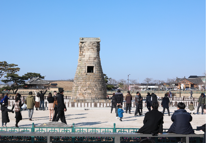 지난달 31일 동부사적지를 찾은 관광객들이 첨성대를 둘러보고 있다. 경주시 제공