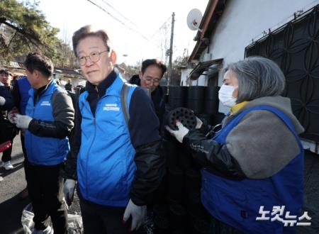 ÀÌÀç¸í ´õºÒ¾î¹ÎÁÖ´ç ´ëÇ¥°¡ 4ÀÏ ¼­¿ï ¼ººÏ±¸ º¸±¹¹®·Î ÁÖÅÃ°¡ °ñ¸ñ¿¡¼­ ¿¬Åº³ª´® ºÀ»çÈ°µ¿À» ÇÏ°í ÀÖ´Ù. 2023.12.04.