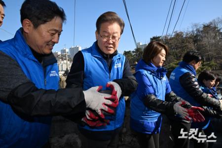 이재명 더불어민주당 대표가 4일 서울 성북구 정릉동 인근에서 연탄 나눔봉사를 하고 있다.