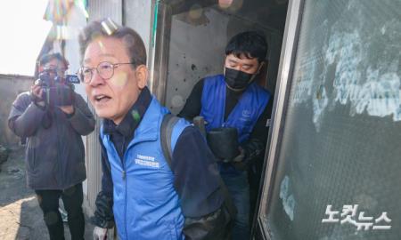 더불어민주당 이재명 대표가 4일 서울 성북구 정릉동 일원에서 연탄 나눔봉사를 하고 있다.