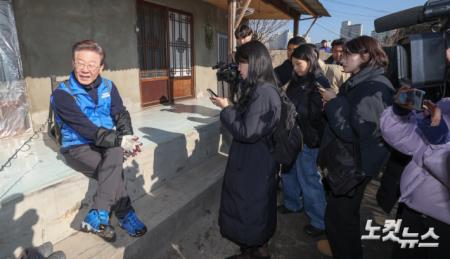 더불어민주당 이재명 대표가 4일 서울 성북구 정릉동 일원에서 연탄 나눔봉사를 마친 뒤 휴식을 취하고 있다.