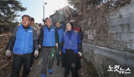 더불어민주당 이재명 대표가 4일 서울 성북구 정릉동 일원에서 연탄 나눔봉사를 마친 뒤 동네를 둘러보고 있다.