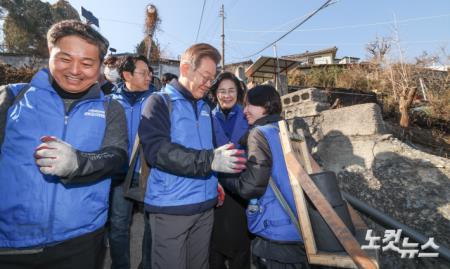 더불어민주당 이재명 대표가 4일 서울 성북구 정릉동 일원에서 연탄 나눔봉사를 하며 봉사자를 격려하고 있다.