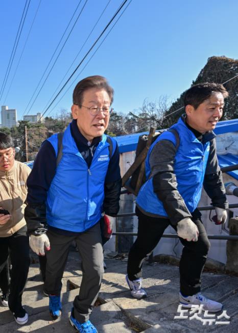 더불어민주당 이재명 대표가 4일 서울 성북구 정릉동 일원에서 연탄 나눔봉사를 하고 있다.