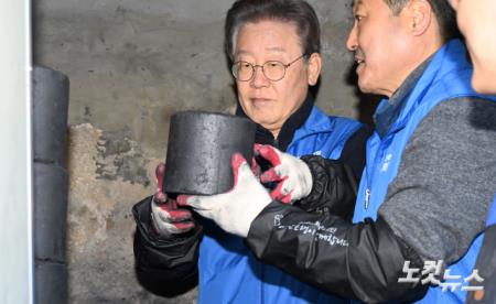 이재명 더불어민주당 대표가 4일 서울 성북구 정릉동 인근에서 연탄 나눔봉사를 하고 있다.