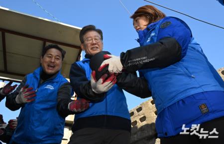 이재명 더불어민주당 대표가 4일 서울 성북구 정릉동 인근에서 연탄 나눔봉사를 하고 있다.