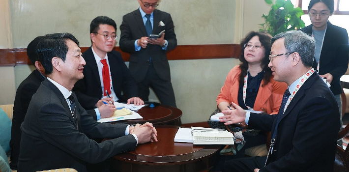 안덕근 산업통상자원부 통상교섭본부장이 지난 8월 25일(현지시간) 인도 자이푸르 램바 팰리스호텔에서 왕셔우원 중국 상무부 국제무역담판대표와 면담하고 있다. 연합뉴스