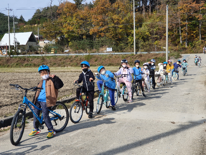 자전거 라이딩을 즐기는 현북초 학생들. 현북초 제공