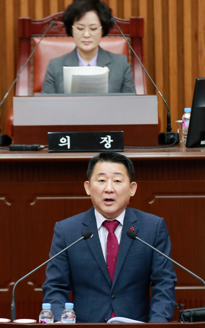 서구의회에서 시정연설을 통해 내년 시정방향과 예산안을 설명하는 서철모 서구청장. 서구 제공