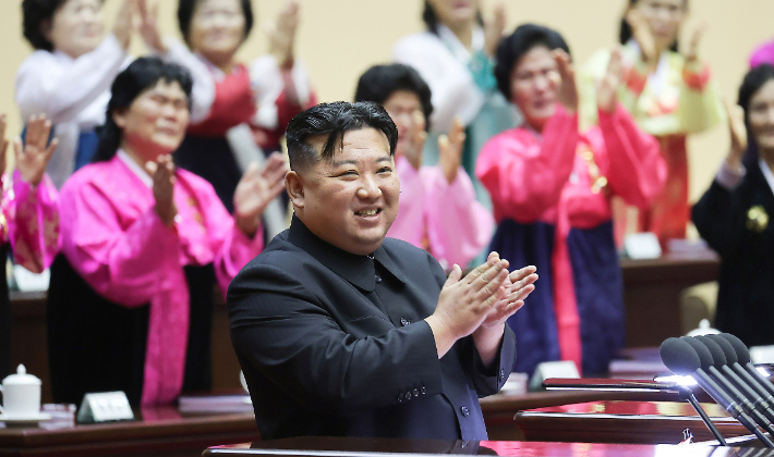 김정은 북한 국무위원장이 11년 만에 열린 전국어머니대회에 직접 참석해 개회사를 했다. 연합뉴스