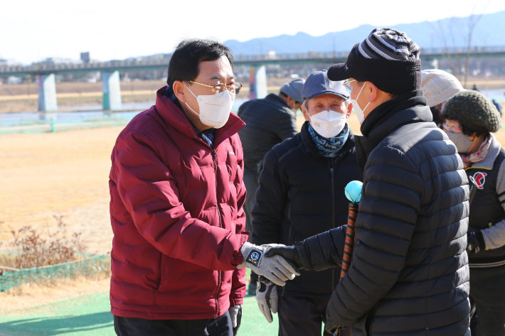 주낙영 시장이 경주파크골프장 제1구장을 찾아 파크골프를 즐기고 있는 시민들을 격려하고 있다. 경주시 제공