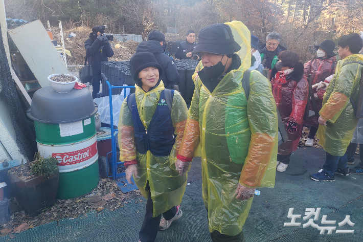 시청각장애인 봉사자가 활동지원사의 손을 잡고 연탄 배달에 나서고 있다.