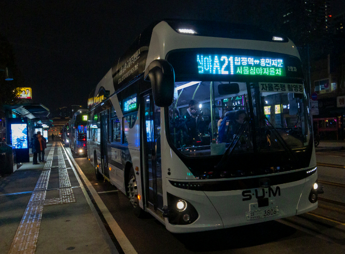 4일 밤 서울 종로5가 인근에서 심야 자율주행버스 ''A21''번이 첫 운행을 시작하고 있다. 연합뉴스