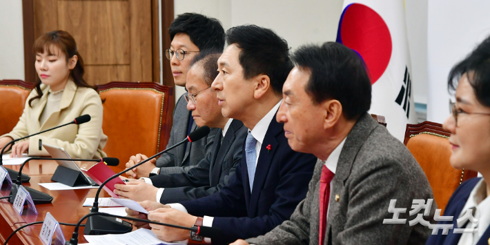 국민의힘 김기현 대표가 4일 서울 여의도 국회에서 열린 최고위원회의에서 모두발언을 하고 있다. 윤창원 기자