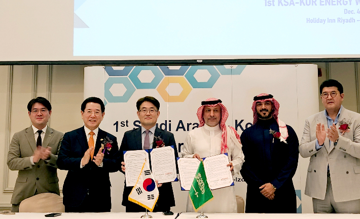 중동을 순방 중인 김영록 전라남도지사가 4일(현지 시간) 사우디아라비아 수도 리야드서 열린 '2023 KOR-KSA 에너지 위크' 행사 중 ㈜금철-디노믹스사, ㈜금철-알 코라예프 그룹 협약식에서 기업 관계자와 촬영을 하고 있다. 전라남도 제공