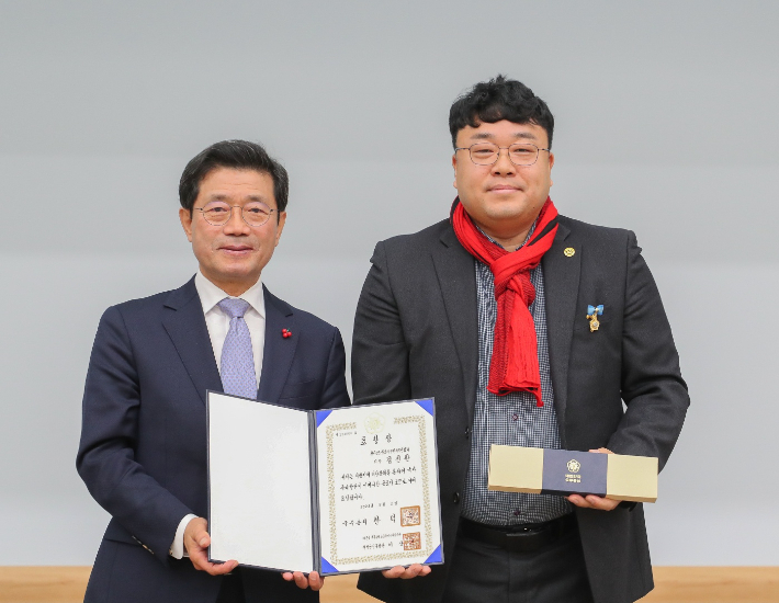 전남 광양시주민자치연합회 김진환 회장(오른쪽)이 성숙한 지방자치 구현에 기여한 공로로 국무총리상을 수상했다. 광양참여연대 제공