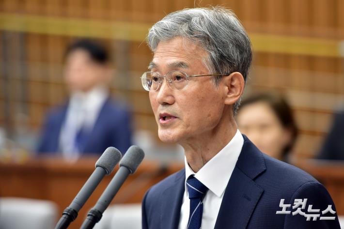 조희대 대법원장 후보자가 5일 서울 여의도 국회에서 열린 인사청문회에서 모두발언을 하고 있다.