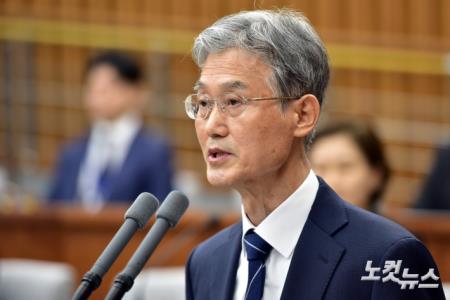 조희대 대법원장 후보자가 5일 서울 여의도 국회에서 열린 인사청문회에서 모두발언을 하고 있다.