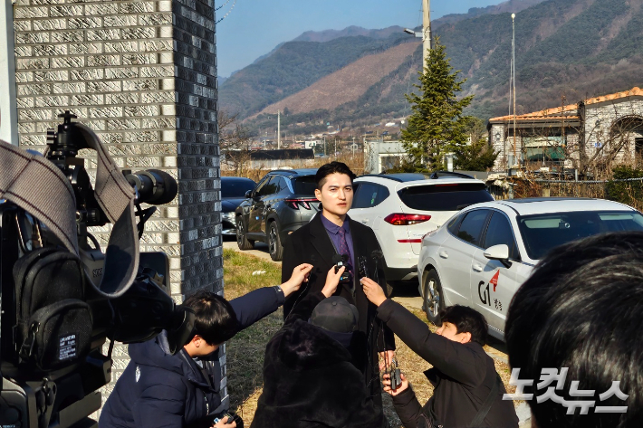 아내를 살해한 뒤 교통 사망사고로 위장한 혐의로 재판에 넘겨진 40대 육군 원사가 1심에서 중형을 선고받은 뒤 피해자 측 법률대리인 남언호 변호사가 발언하고 있다. 구본호 기자.