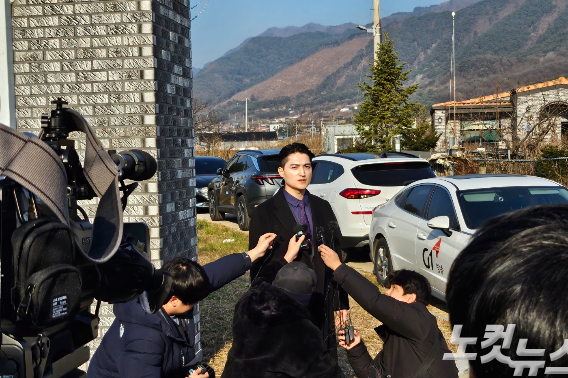 아내를 살해한 뒤 교통 사망사고로 위장한 혐의로 재판에 넘겨진 40대 육군 원사가 1심에서 중형을 선고받은 뒤 피해자 측 법률대리인 남언호 변호사가 발언하고 있다. 구본호 기자.