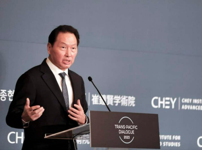 최종현학술원 이사장인 최태원 SK그룹 회장이 4일(현지시간) 미국 워싱턴 D.C. 인근에서 열린 '2023 트랜스 퍼시픽 다이얼로그'에서 한일 경제협력체의 필요성을 역설하고 있다. SK 수펙스추구협의회 제공