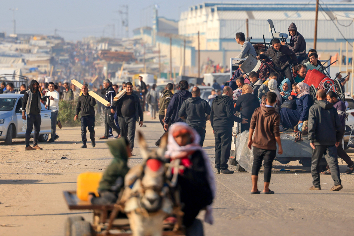이스라엘이 대피령을 내린 가자지구 남부 칸 유니스 주민들이 4일(현지시간) 이집트 접경 지역인 라파로 피란하고 있다. 연합뉴스