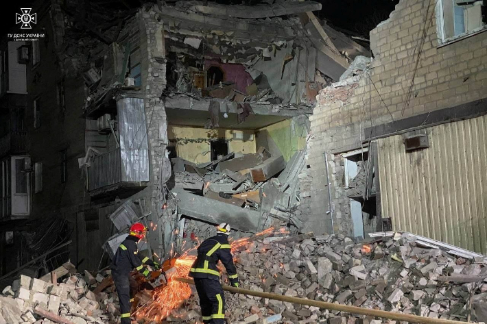 우크라이나 동부 도네츠크주의 셀리도베에서 구조대원들이 러시아군의 미사일 공격으로 무너진 아파트 잔해의 철근을 절단하고 있다. 연합뉴스