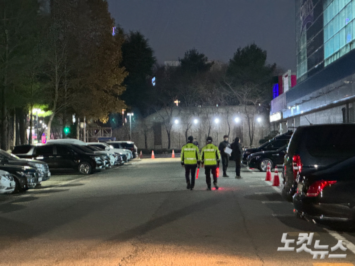 인천 삼산월드체육관 주변을 수색하는 경찰 인력. 노컷뉴스