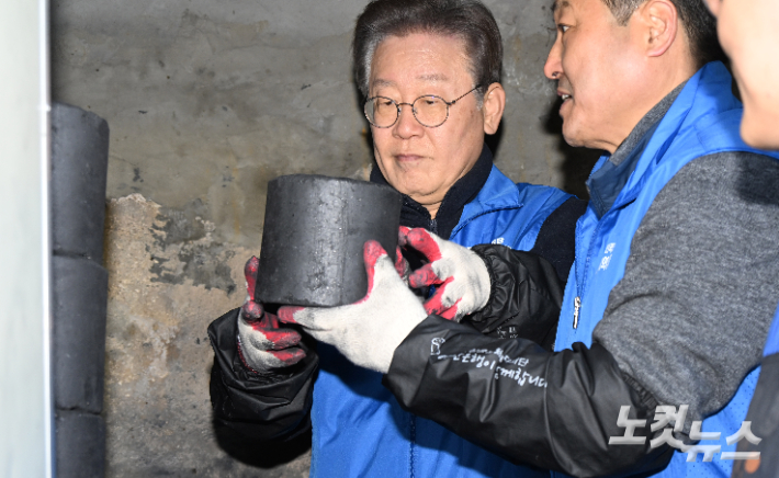 더불어민주당 이재명 대표가 4일 서울 성북구 정릉동 일원에서 연탄 나눔봉사를 하고 있다. 윤창원 기자