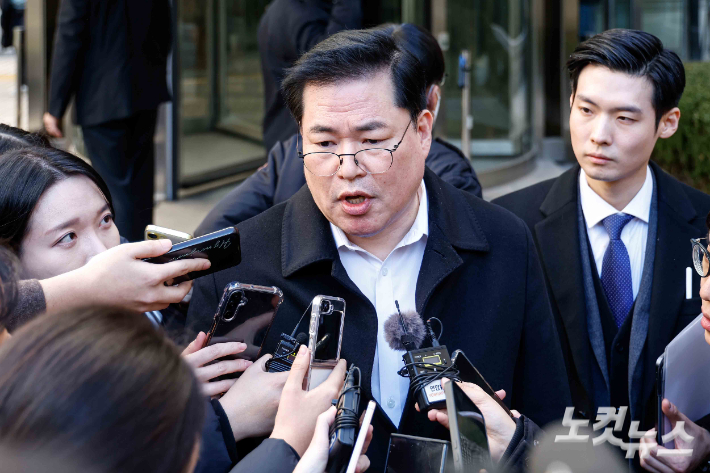 유동규 전 성남도시개발공사 본부장이 서울 서초구 서울중앙지방법원에서 열린 '정치자금법 위반·특정범죄 가중처벌법상 뇌물 혐의 사건 1심 선고 공판'에서 무죄를 선고 받은 뒤 입장발표를 하고 있다. 박종민 기자