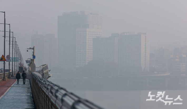 수도권 미세먼지 농도가 '나쁨' 단계인 23일 서울 도심이 미세먼지로 탁한 모습을 보이고 있다. 박종민 기자