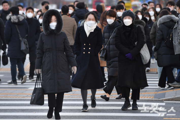 겨울 옷을 껴입은 시민들이 출근길에 나선 모습. 류영주 기자 