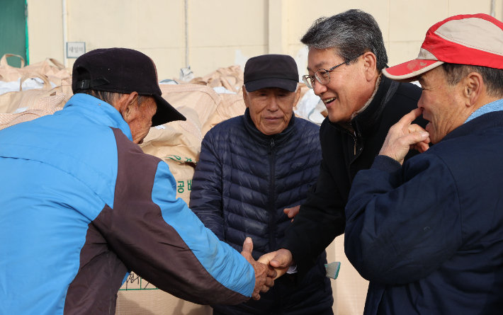 김순호 구례군수가 공공비축미 매입 현장에서 농민들과 인사를 나누고 있다. 구례군 제공