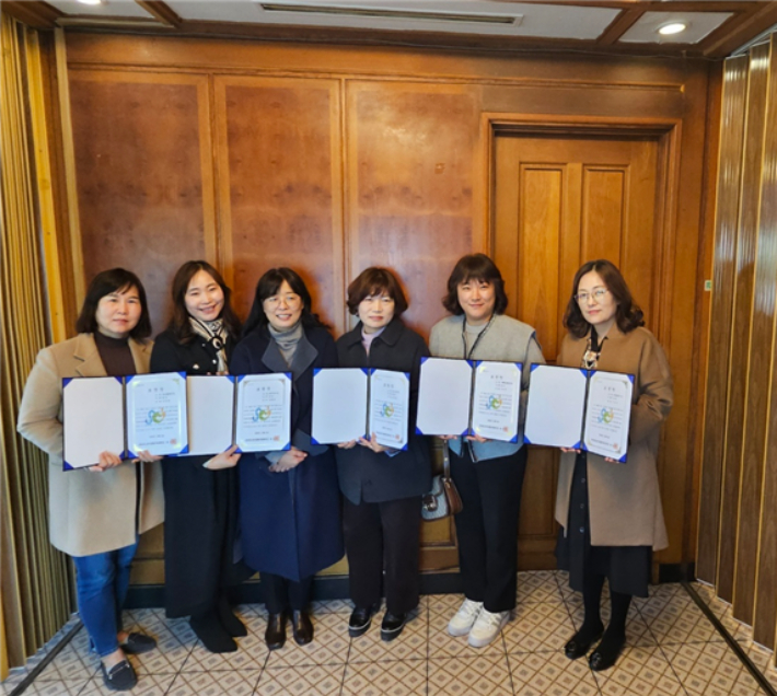 왼쪽부터 한아름, 레마, 최은주센터장님, 연두,아르팰리스물앤빛,베베숲 어린이집 원장. 물앤빛어린이집 제공