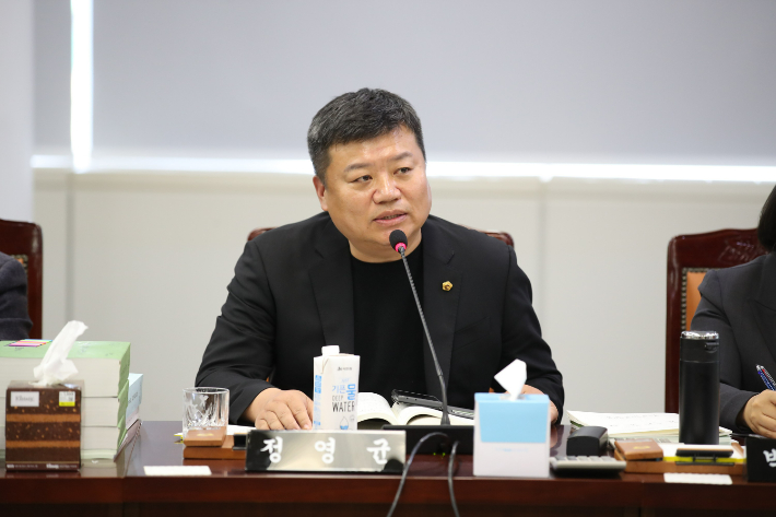 전라남도의회 정영균 의원(더불어민주당, 순천1)이 예결산특별위원회 전라남도 2024년도 예산안 심사에서 "전남도 댐 주변 지역주민을 위한 환경기초조사가 필요하다"고 주장했다. 전남도의회 제공