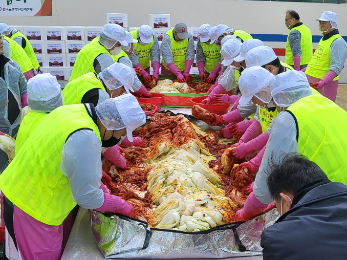 6일 오전 10시에 열린 '한국노총부산지역본부와 함께하는 김장김치 바구니에 담다' 행사 모습. 한국노총부산지역본부 제공