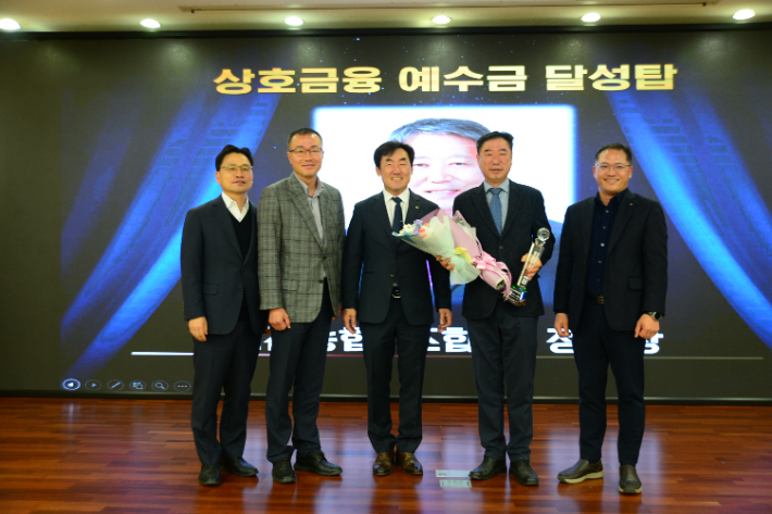 농협전남본부는 6일 상호금융 예수금 1천억 원을 달성한 보성 회천농협 임직원에 '달성탑'을 시상했다. 농협전남본부 제공