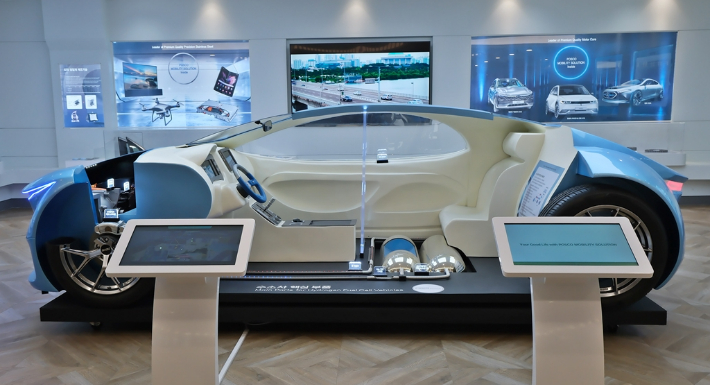 포스코인터내셔널 구동모터가 적용된 친환경차 모형. 포스코인터내셔널 제공