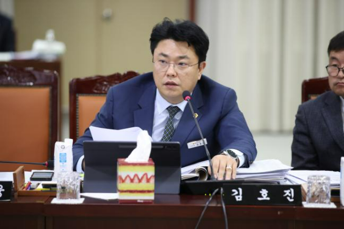 전라남도의회 김호진 의원(더불어민주당·나주 1)은 지난 5일 실시된 예산결산특별위원회 "전라남도 2024년 예산안 심사에서 전라남도 미래혁신산업 육성이 지역의 특성을 전혀 고려하지 않는 획일적인 투자"라고 질책했다. 전남도의회 제공